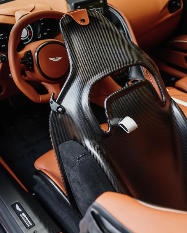 Aston Martin DBS 770 Ultimate Volante. 1 из 199. 4