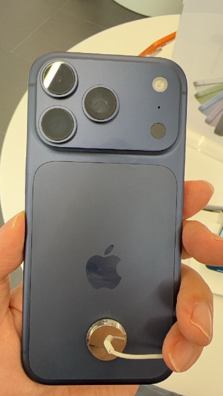 iPhone 17 Pro 的三个颜色橙色比网上浅，很铝合金的橙色，让人想起一些户外钩子，不太喜欢银色，颜色是铝合金本色，很好看，有质感蓝色，指纹收集器，为什么不做黑色呢，不推荐今年货很少，现货加价1000，没意思iPhone 17 Pro 的三个颜色橙色比网上浅，很铝合金的橙色，让人想起一些户外钩子，不太喜欢银色，颜色是铝合金本色，很好看，有质感蓝色，指纹收集器，为什么不做黑色呢，不推荐今年货很少，现货加价1000，没意思