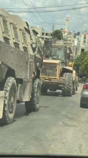 צבא הכיבוש מחרים דחפור בזמן שהוא פועל ליד העיירה כפר ת'לת', מזרחית לקלקיליה.