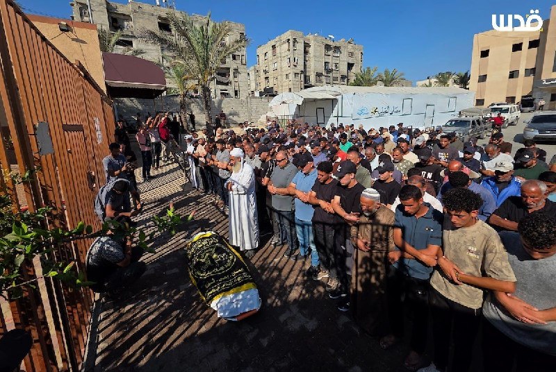 הלוויתה של גופת ההרוג טלאל עבד אל-על, במתחם הרפואי נאצר בעיר חאן יונס, לאחר שנהרג בפשיטה של מל"ט כיבוש שכוו…