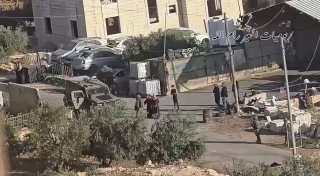 צה"ל עוצרים מספר תלמידים במהלך הסתערותם על הכפר אל-מוג'יר, מזרחית לרמאללה, בזמן שהתושבים מנסים לחטוף אותם.