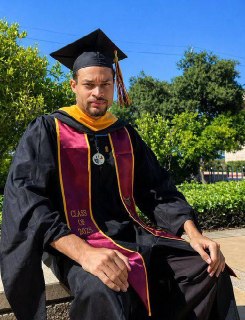 В гостинице Washington Hilton в Вашингтоне, где проходил ежегодный ужин Ассоциации корреспондентов Белого дома, задержан мужчина, открывший огонь.  На мероприятии присутствовали Трамп с супругой, а также сотрудники его администрации. Сперва их эвакуировали