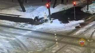 В Москве женщина угнала снегоуборочную машину, возбуждено уголовное дело — пресс-служба МВД По данным полиции, сотрудник обслуживающей компании, убиравший снег на улице, заглушил оборудование и отошел в подсобку, забрав в собой ключи зажигания. Когда он ве