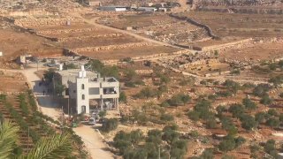 מתנחלים תוקפים בתי תושבים באזור שעב אל-לוז בכפר אל-מוג'יר, צפונית מזרחית לרמאללה.