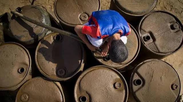 پــیــربــڪــران ســلــام: 🔻کشف نزدیک به ۲۰ هزار لیتر سوخت قاچاق در مبارکهحسین ایزدی، مدیرکل تعزیرات حکومتی اصفهان گفت: 🔹در تیرماه، ۱۹ هزار و ۴۸۸ ل