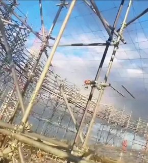 רוסיה ממשיכה להתקין מבנים ענקיים של כלובים נגד מזל"טים מעל מכלי אחסון נפט במחסן דלק.