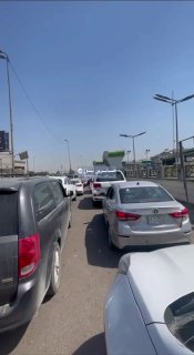 תורים של מכוניות מתארכים למרחקים ארוכים מול תחנות דלק בבירה בגדאד
