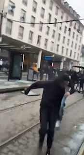🇫🇷 A robber in France accidentally sets his pants on fire