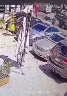 🇱🇧 בביבלוס, אישה מצאה את מכוניתה חסומה וחיכתה שהבעלים יופיע. הוא לא עשה זאת.