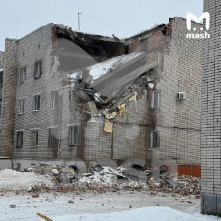Два человека погибли из-за взрыва в Сертолово в Ленобласти. Четверо могут находиться под завалами. Обрушились второй и третий этаж плюс чердак — есть угроза дальнейшего обрушения здания. Предположительно, это взрыв.❗ Подписывайся на Mash