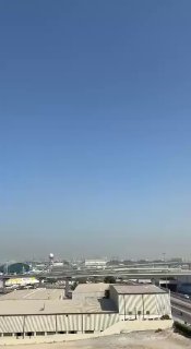 Появилось предполагаемое видео удара беспилотника в районе международного аэропорта Дубая.В пресс-службе правительства ОАЭ ранее сообщили, что «власти опровергли распространяющиеся в социальных сетях сообщения о каких-либо инцидентах в международном аэропо