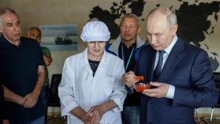 Япония обсуждает новые санкции против России после первой в истории поездки Путина на КурилыПравительство Японии изучает варианты ответных мер после визита Владимира Путина на остров Итуруп, сообщает NHK.Телеканал отмечает, что Токио считает поездку россий