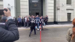 Полиция задержала мужчину у Верховного суда в день рассмотрения жалобы «Яблока», передает корреспондент RTVI.Верховный суд сегодня рассмотрит апелляционную жалобу «Яблока» на снятие с выборов.