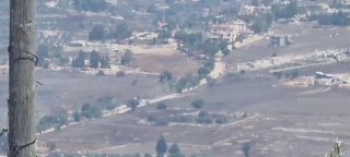 🚨📹כוחות ישראליים, בתמיכת טנקי מרכבה, מקדמים ומפציצים את הבתים הנותרים בפאתי המערביים של העיירה החולה.