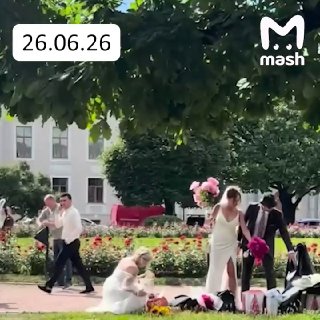 26.06.2026 стало самой популярной свадебной датой за последние 19 лет — в этот день около 1500 влюблённых в Москве стали семьями. И почти перебили прошлые козырные 7.07.2007 и 8.08.2008 (но всё-таки нет). Mash любвеобильный на связи.По нашей информации, ли