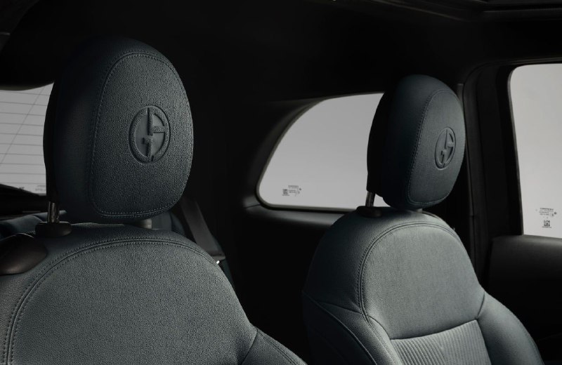 Новый FIAT 500e получил версию от Armani 6