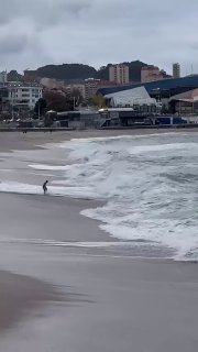 בספרד עמדו אנשים בתור כדי להציל אישה שנגררה משם על ידי גל התקרית התרחשה בחוף ריאזור בעיר א קורוניה. במהלך ס…