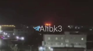 שריפות ממשיכות לפרוץ בנמל מוקה לאחר התקפות טילים בליסטיים.