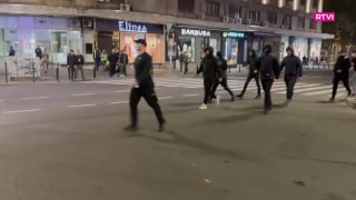 המצב ליד בניין אספת העם נותר מתוח מה שמכונה "צ'טסי" - תומכי אלכסנדר ווצ'יץ' - עוזבים את הפרלמנט, חלקם מסתיר…