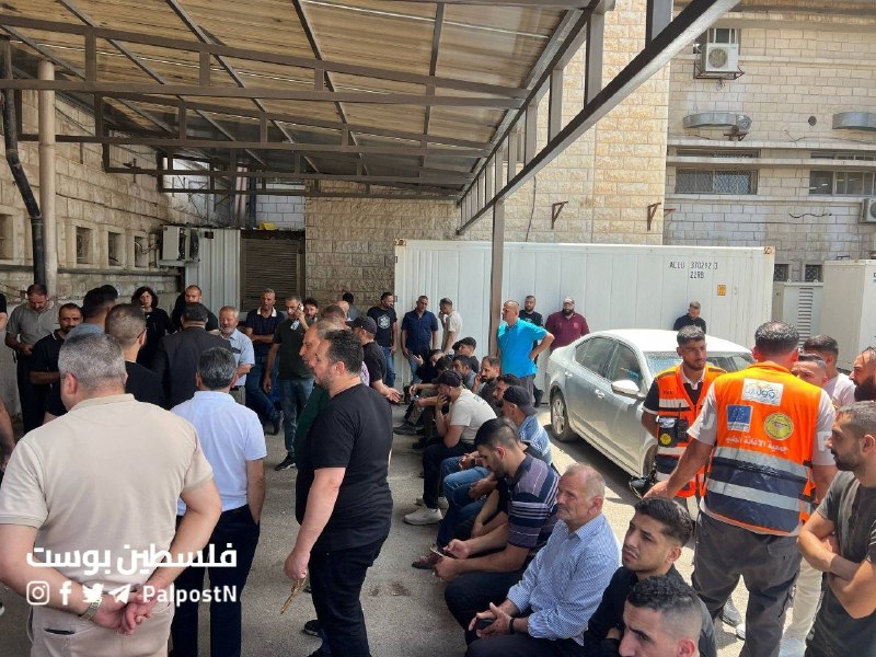תמונות של פלסטינים ממתינים מול בית החולים רפידיה בשכם לקראת הלוויית גופות הארבעה שמתו בכיבוש ותוקפנות המתנח…