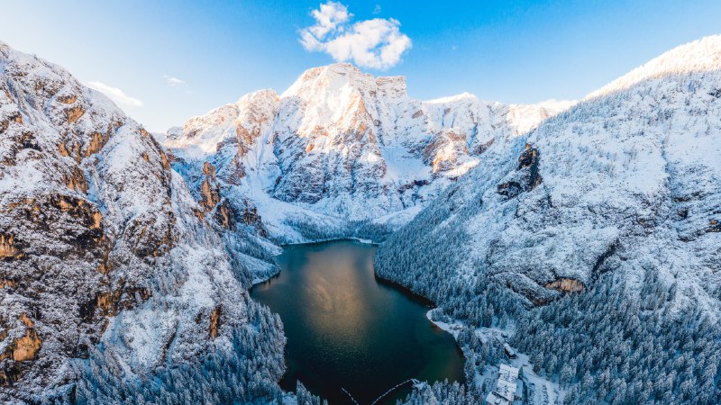 自然奇景多洛米蒂山的布莱耶斯湖，南蒂罗尔，意大利 (© Marco Bottigelli/Getty Images)