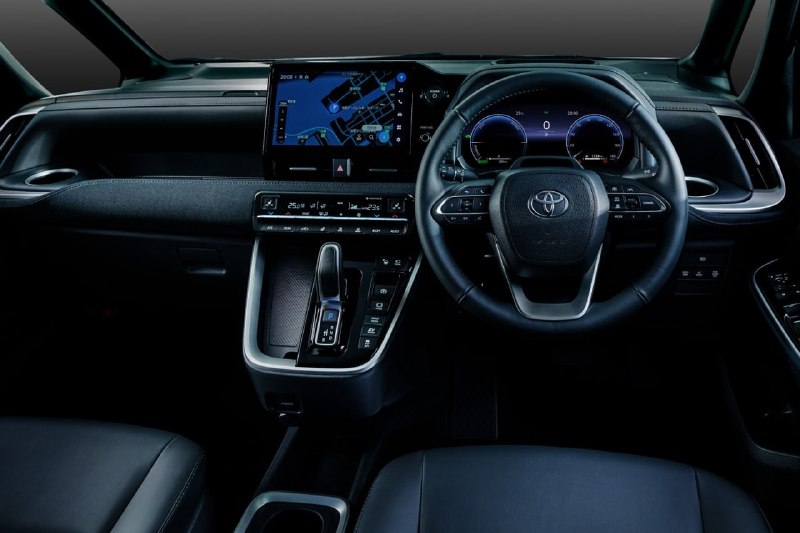 Toyota обновила минивэны Noah и Voxy 4