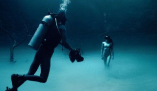 运动_历时 9 个月，艺术品级别水下摄影该视频为短片「Angelita」的幕后花絮，历时九个月完成。导演 Josiah Gordon 擅长通过照片讲述故事，拍摄荒野之地、人的经历和故事。Josiah 发现摄影是生活中唯一能让他通过艺术表达他的人生经历等，他的工作让他在世界各地游走。他曾与梅赛德斯、美国运通和科罗娜等客户合作。From koldvia 开眼Invalid media: video