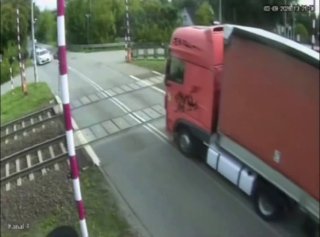 צפו: רכבת מתנגשת במשאית במעבר רכבת בגדנסק, פולין.