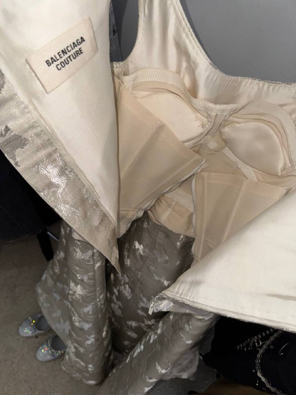 Сегодня была съемка мечты с самой крутой личной коллекцией Balenciaga от Демны. Когда не только работа, но и сами клиенты безумно вдохновляют! ✨ Смотрите наш шикарный кутюрный бэкстэйджСегодня была съемка мечты с самой крутой личной коллекцией Balenciaga от Демны. Когда не только работа, но и сами клиенты безумно вдохновляют! ✨ Смотрите наш шикарный кутюрный бэкстэйдж