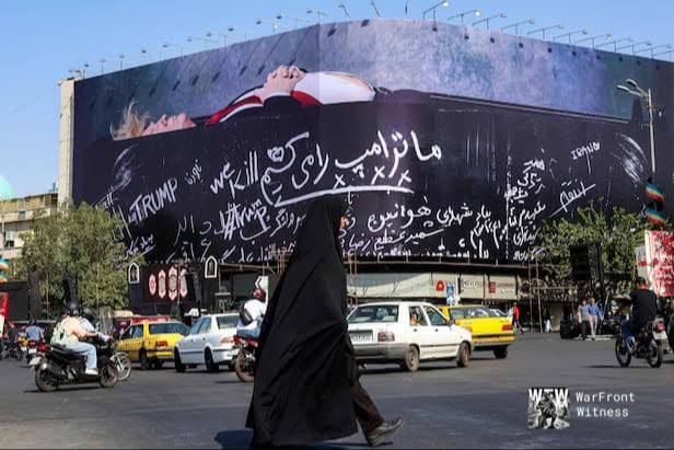 ️🇮🇷🇺🇸 תמונה המציגה שלטי חוצות בטהרן המתארים את נשיא ארה"ב טראמפ שוכב בארון קבורה פתוח.