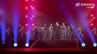 И восстали машины из грима китайской раздевалкиНа концерте китайского поп-исполнителя Вана Лихуна на подтанцовке выступили нарядные роботы Unitree G1. Движения роботов вполне плавные и почти соответствуют танцам живых людей, которые выступали рядом.А под к