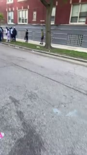 🇺🇸 Target tuvo que ser evacuado después de que un hombre entró y empezó a ahogar a una mujer antes de luchar contra los compradores.