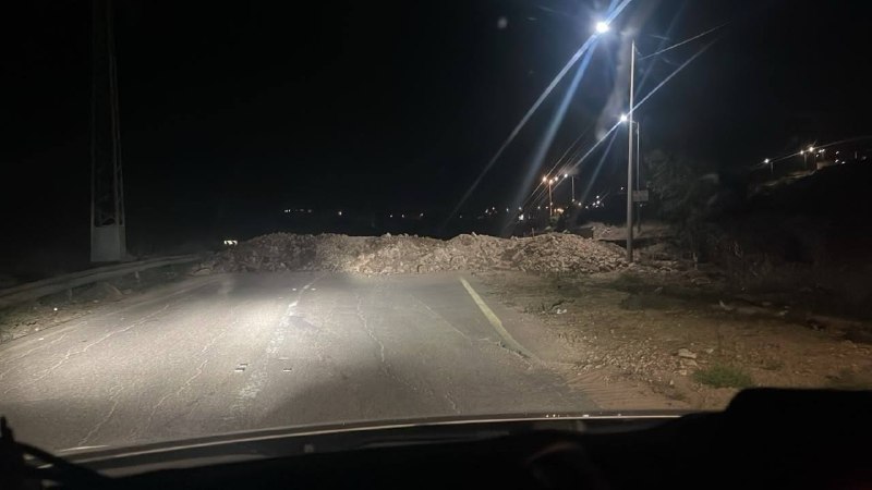 דחוף: כוחות הכיבוש סוגרים את הכניסות לכפר פקואה, צפונית מזרחית לג'נין, עם תלוליות אדמה, במהלך הסתערות מתמשכ…