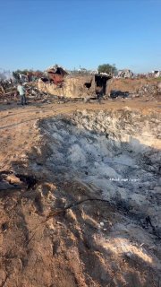 הרס עצום לאוהלי העקורים בעקבות פשיטה שכיוונה מתחם אוהלים באזור מוואסי חאן יונס, דרומית לרצועת עזה.
