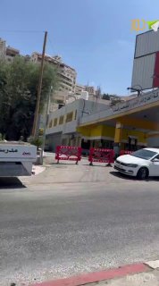 נהגים ממתינים ליד בית הספר אל קינדי עד שתחנת הדלק תיפתח בשבע בערב.