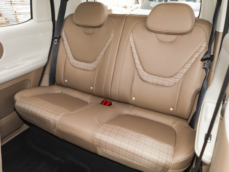 Китайцы обновили свой самый дешёвый электрокар Wuling Hongguang Mini — тачка стоит в 2 раза дешевле  3