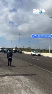 🇮🇱 Surprise demonstration: The members of the Jerusalem faction are blocking the Gan Yavne interchange 'by surprise' at this time, in protest of the arrest of two defectors from the Lowlands. : Tovia Yagalnik.