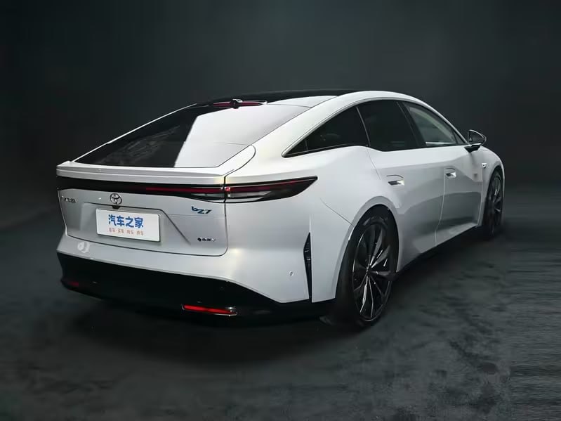 Toyota в Китае удивила ценой: электроседан уровня Camry будут продавать примерно за ₽1,6 миллиона. 4