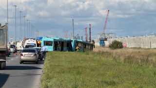 Два автобуса столкнулись в Колпинском районе на юге Санкт-Петербурга. Пострадали 12 человек, из них 10 госпитализированы, сообщили ТАСС в комитете по транспорту города.Прокуратура Пушкинского района Петербурга выясняет обстоятельства произошедшего.