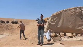 יומיים לאחר ששרפו בתים במקום, הסתערו מתנחלים על הכפר טובא במסאפר יטא, דרומית לחברון.
