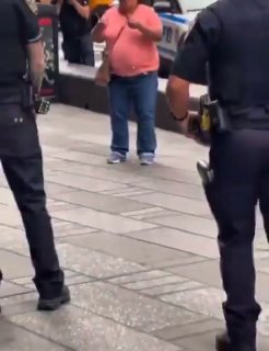 В центре Нью-Йорка поехавшая зарезала вице-президента Bank of America Эрин Пиаченти.49-летняя Памела Сиснерос ударила женщину ножом в живот — ранение оказалось смертельным. Также нападавшая ранила ножом еще одного прохожего — 68-летнего туриста из Род-Айле