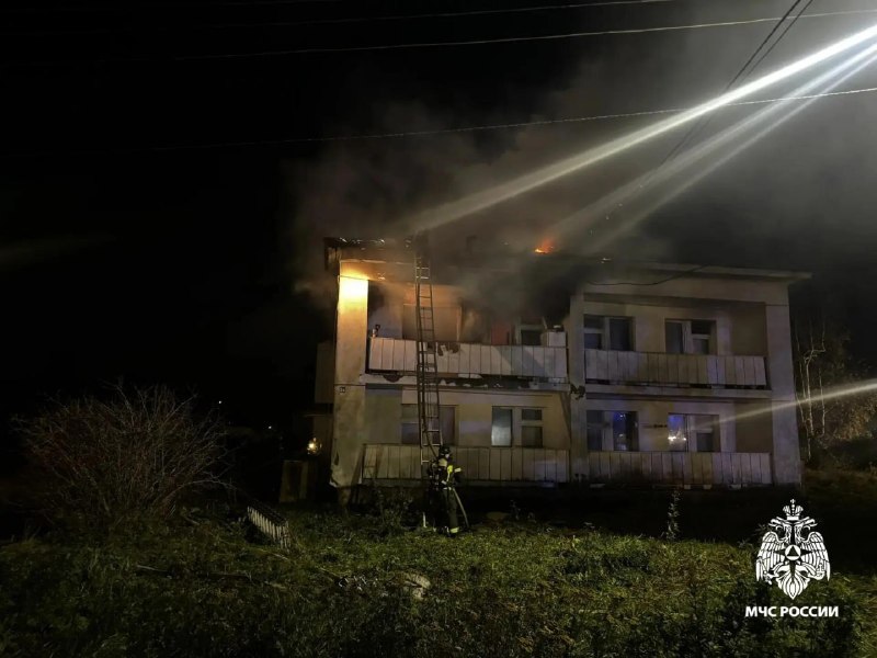 שריפה גבתה את חייו של אדם במחוז בולשסלסקי בכפר וארגובו עלתה באש דירה בבניין בן שתי קומות. סיבה ראשונית: סיג…