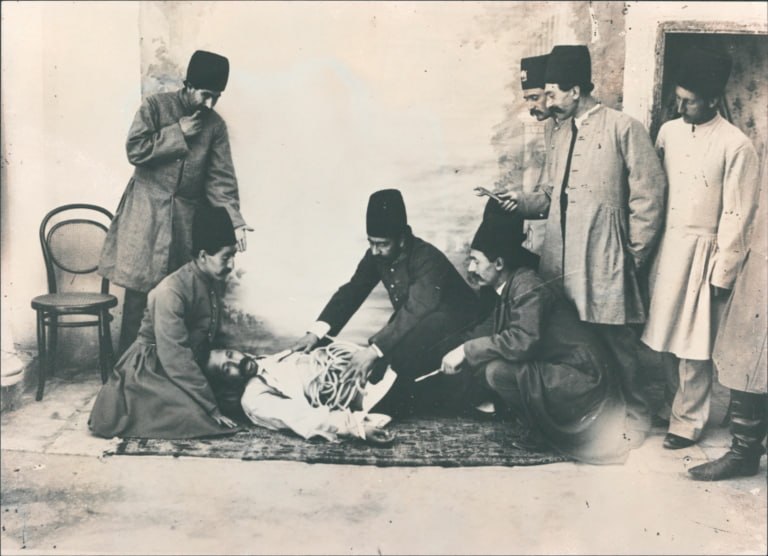 موزه سینمای ایران: 📸 پشت صحنه فیلم ۱۲۷۹شمسیپشت صحنه فیلمی که به احتمال، توسط میرزا ابراهیم خان عکاس باشی در حدود سال ۱۲۷۹شمسی، ساخته شده اس