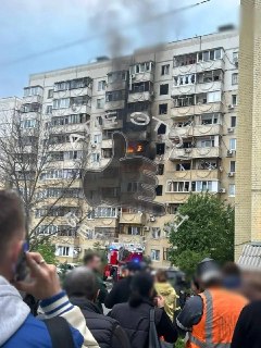 В Белгороде беспилотник попал в многоквартирный дом на улице Вокзальная, сообщают очевидцы.Информации о пострадавших нет.