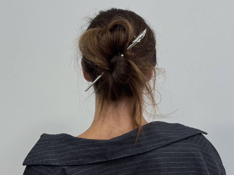 Приступили к разработке нового дропа украшений HAIRPIN MT ❕🤍Даже не представляла, что так влюблюсь в процесс создания аксессуаров для волос. Так приятно на сердце, когда вижу их в деле— украшая волосы.