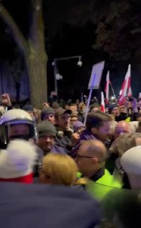 הפיכה התרחשה בפולין אירועים מרכזיים של הלילה האחרון: - המשטרה חסמה את מבנה בית הדין לחוקה, הגוף העליון שבוד…