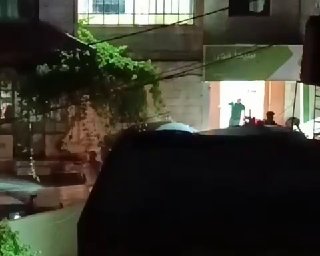 חיילי הכיבוש מאלצים בעלי חנויות לסגור אותם בעיירה סינג'יל, מצפון לרמאללה.