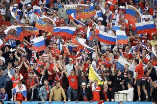 Российским фанатам запретили иметь баннеры, которые противоречат «традиционным ценностям»Баннеры болельщиков на российских стадионах больше не могут содержать надписи и изображения, противоречащие «традиционным ценностям». Это следует из утвержденных прави