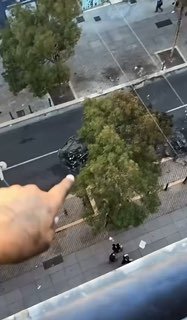 אישה בפריז מראה כיצד פורעים הציתו שריפה ברחוב שהרסה את דירתה