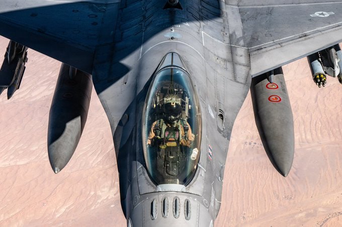 מטוס קרב אמריקאי F-16 טס מעל המזרח התיכון - צילום של CENTCOM